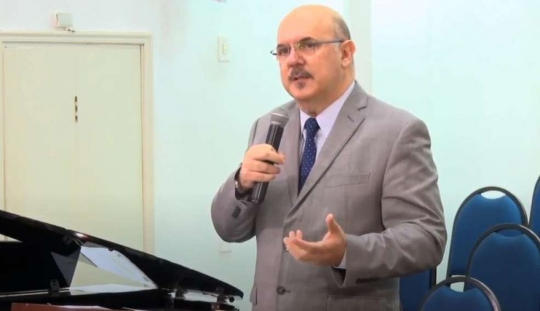 Filhos ‘devem sentir dor’ para aprender, diz novo ministro da Educação