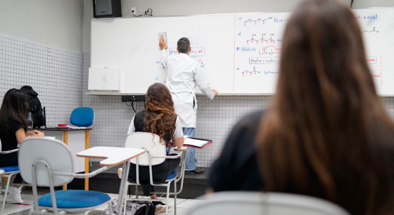 Ensino médio teve 347 mil matrículas a menos em 2022 segundo Censo Escolar