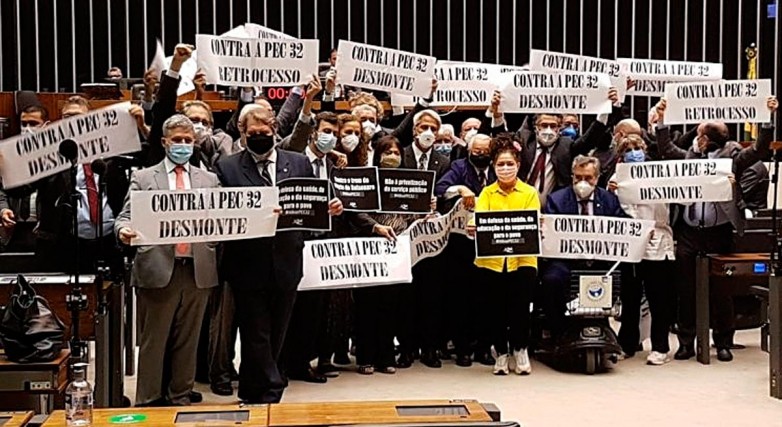 Deputados de oposição em protesto contra a PEC 32 no plenário da Câmara, em agosto deste ano